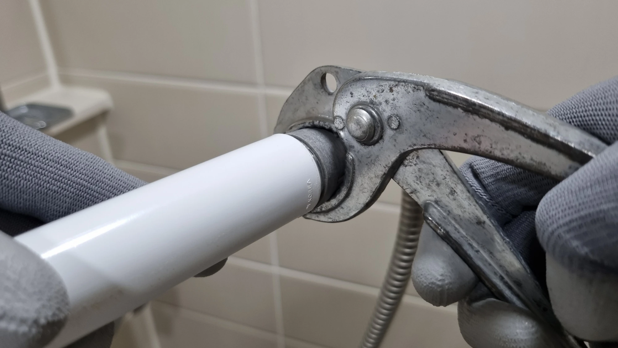 샤워기 헤드 돌리는 모습