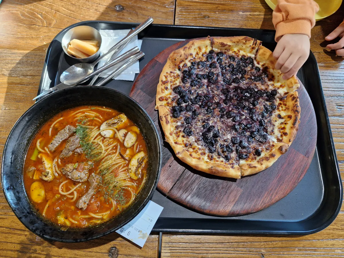시그니처-메뉴인-블루베리피자와-토마토-국물-파스타