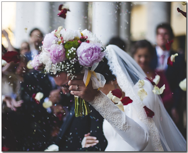 ์ถํ๋ฅผ ๋ฐ๋ ๊ฒฐํผ์ ์ ๋ถ