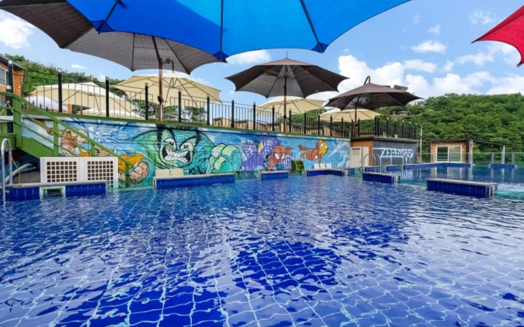 제피루스 수영장