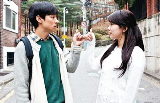 영화 건축학개론에서 두 남녀의 정말 순진하고 영혼이 맑은 시기의 첫사랑을 전해주는 장면.