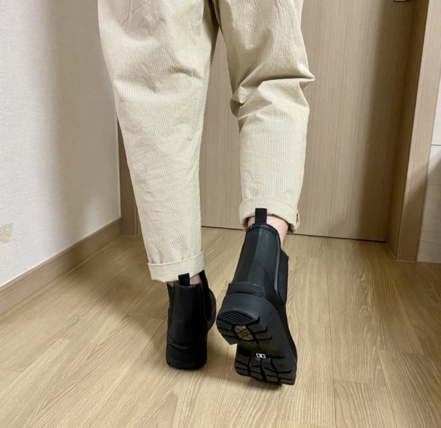 견고하게_디자인된_바버_레인부츠의_뒷모습