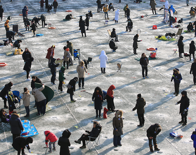 얼음낚시하는 사람들