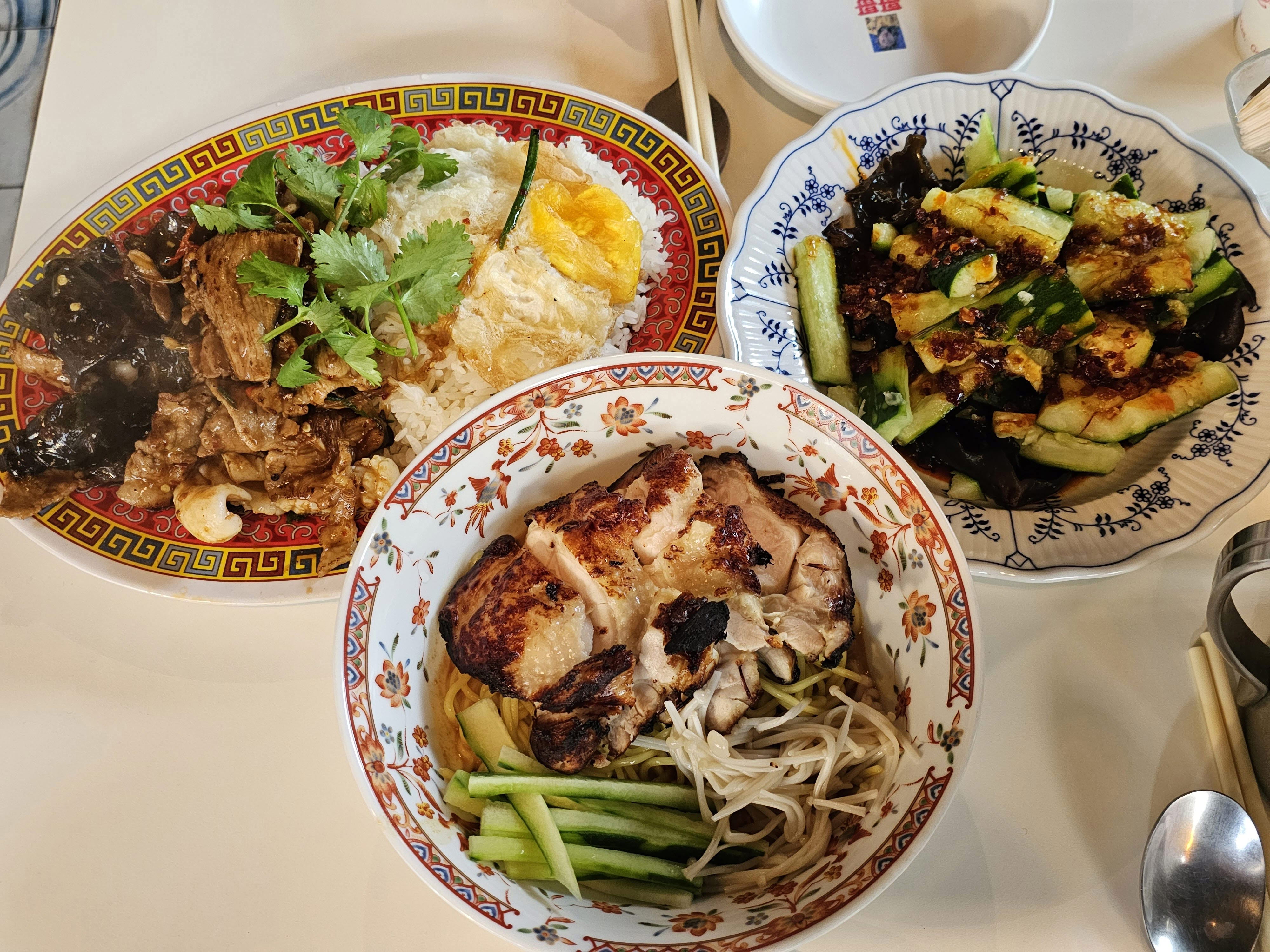 중화비빔밥과-깨장-치킨-미엔과-오이-무침