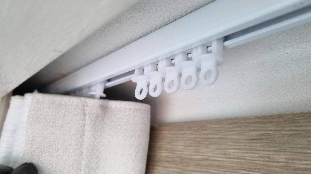 커튼 설치 모습