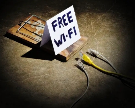 갤럭시 스마트폰 Wi-Fi 설정 화면에서 연결된 와이파이 이름 옆 톱니바퀴를 눌러 네트워크 자동 연결 기능을 활성화하는 모습