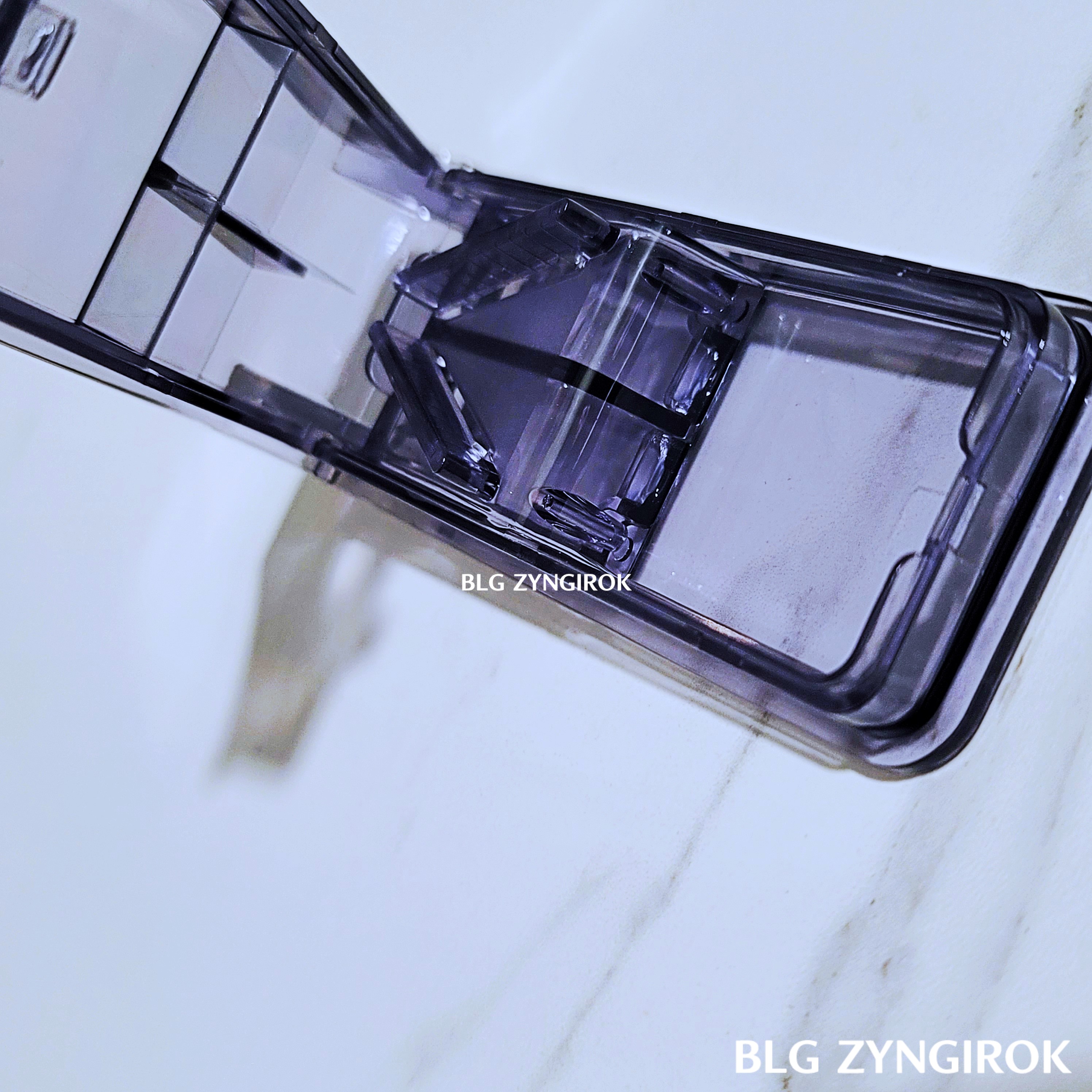 약깨기 뚜껑을 열면 가운데 알약을 놓는 삼각형 부분이 보인다.