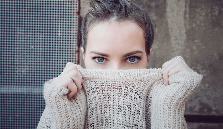 린스 활용법으로 줄어든 니트를 늘리고 있는 여성