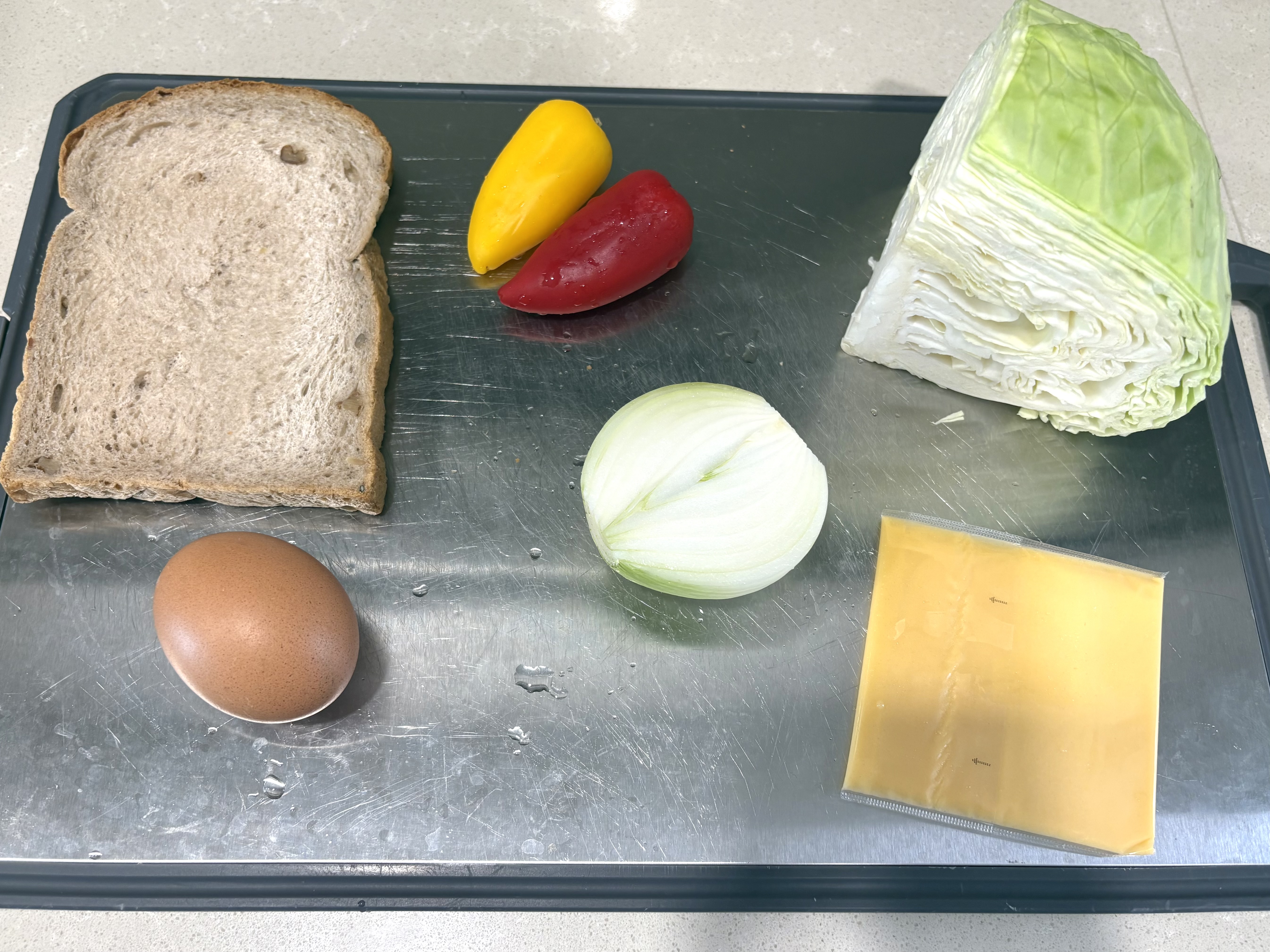 식빵, 파프리카, 달걀, 양파, 치즈, 양배추, 치즈 길거리 토스트 재료들