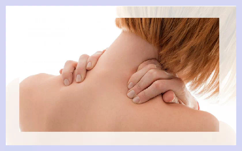 손으로 목 근육 누르기