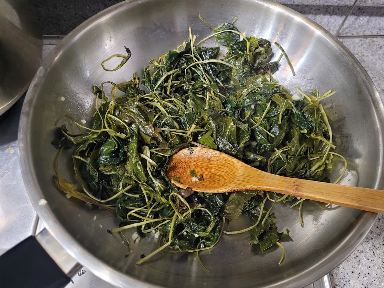 건취나물을 중약불에 볶는 장면