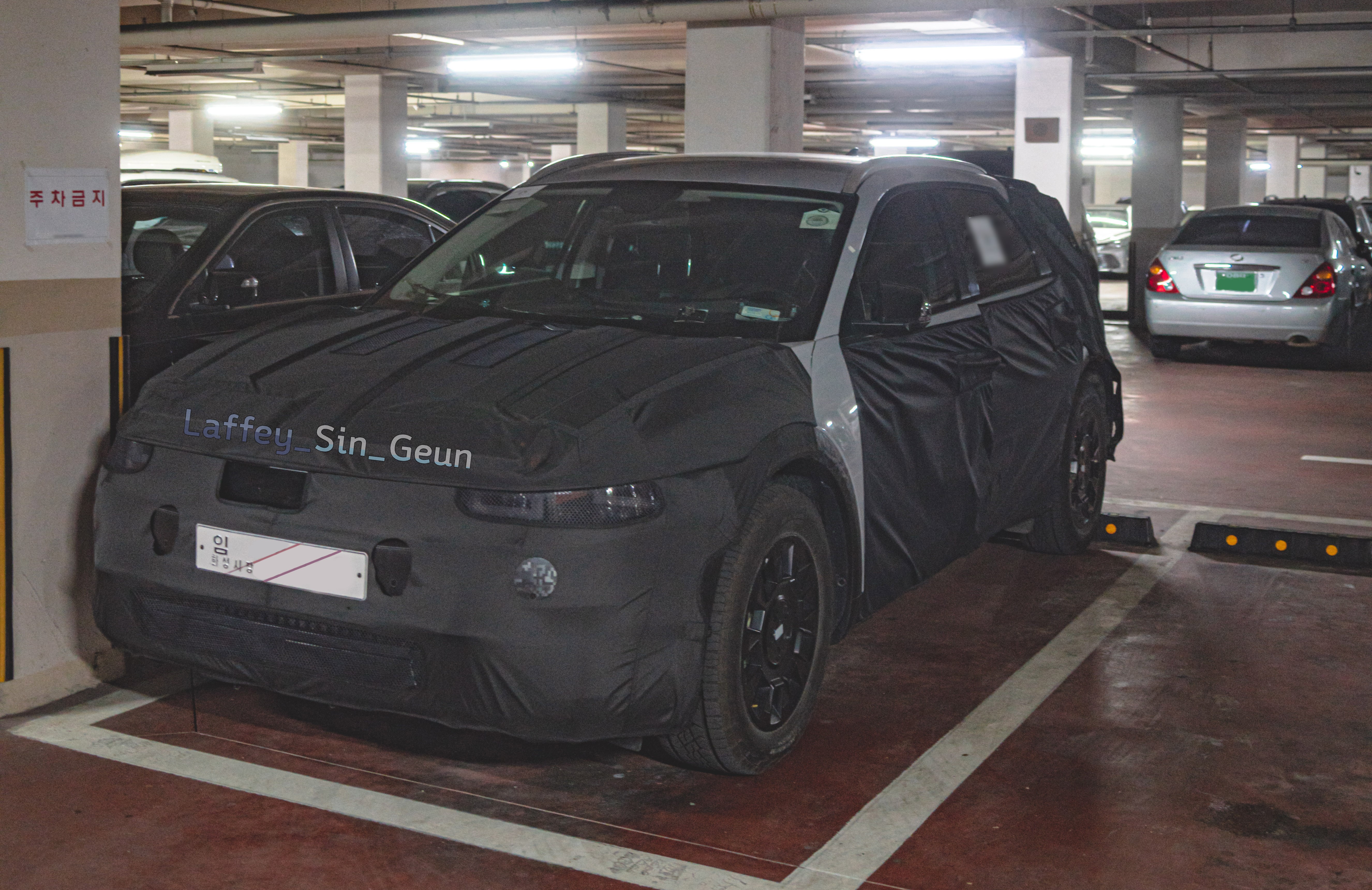 현대자동차가 아이오닉 5 페이스리프트를 출시한 가운데, 오프로드 스타일을 강조한 '아이오닉 5 XRT' 테스트카가 새롭게 포착돼 이목을 끌고 있다.