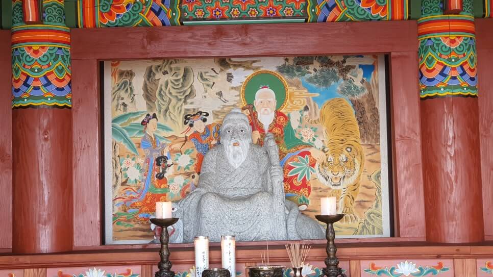 남양주 석천암 : 자연과 수행이 공존하는 조용한 산중 암자 거대한 암벽 아래 흐르는 영험한 샘물