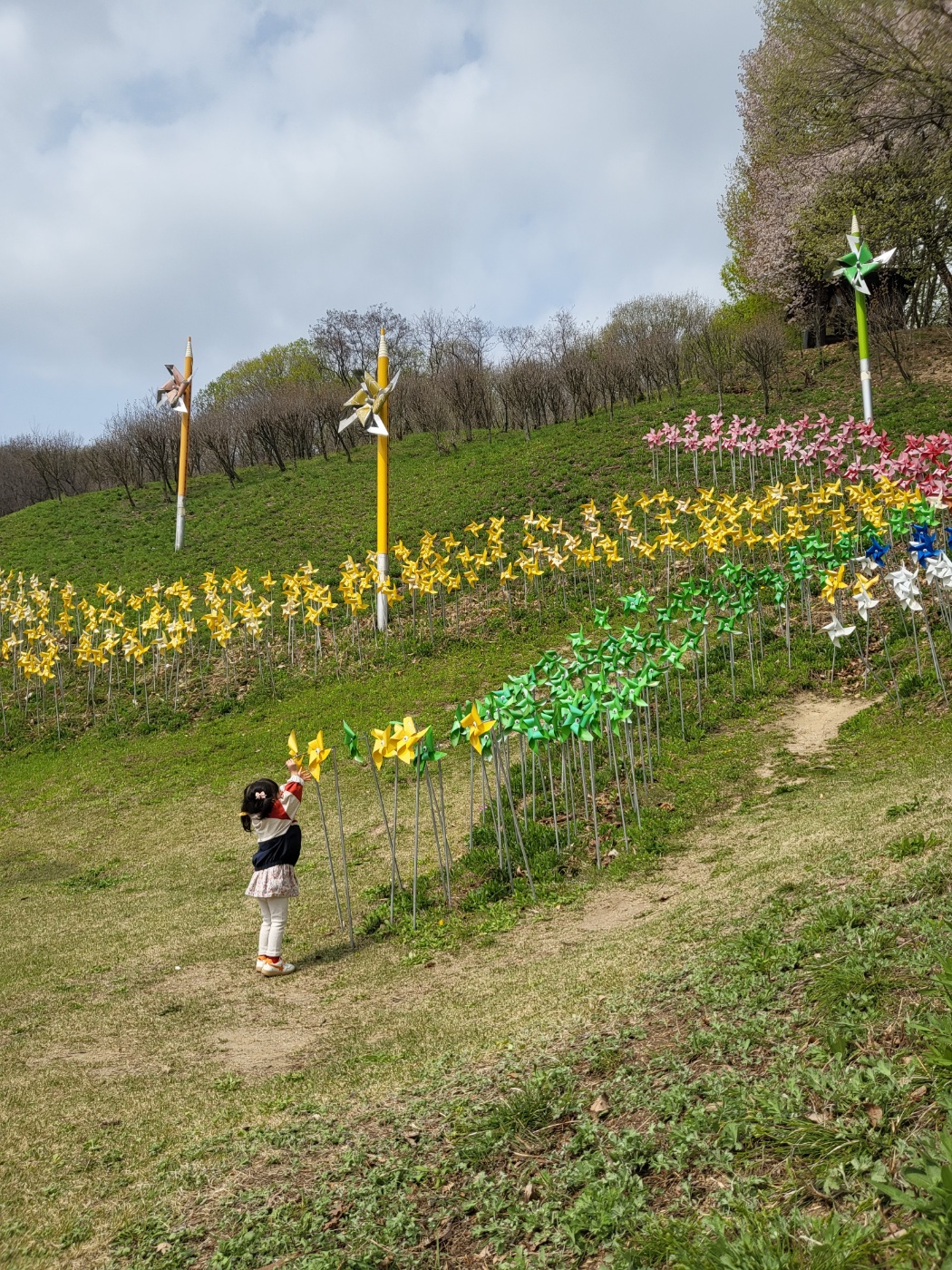 바람개비를 만져보는 아이