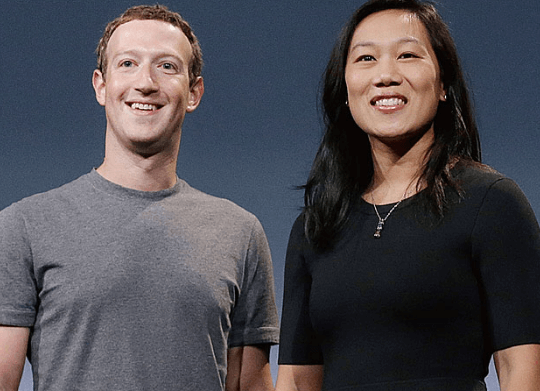 저커버그와 그의 부인이 함께 서서 웃고 있는 장면