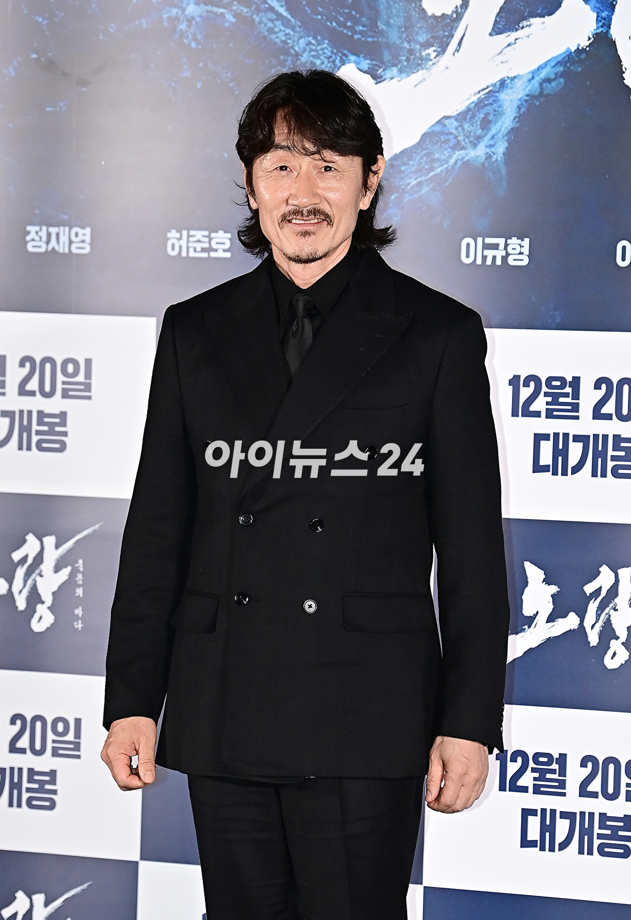 배우 허준호가 12일 오후 서울 송파구 롯데시네마 월드타워에서 열린 영화 &#39;노량: 죽음의 바다&#39;(감독 김한민) 언론시사회에서 포토타임을 갖고 있다.&#39;노량: 죽음의 바다&#39;는 임진왜란 발발 후 7년&#44; 조선에서 퇴각하려는 왜군을 완벽하게 섬멸하기 위한 이순신 장군의 최후의 전투를 그린 전쟁 액션 대작이다. 오는 20일 개봉. [사진=곽영래 기자]