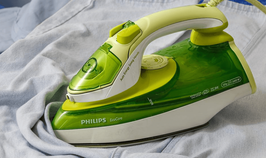 다리미가 옷을 다리고 있다