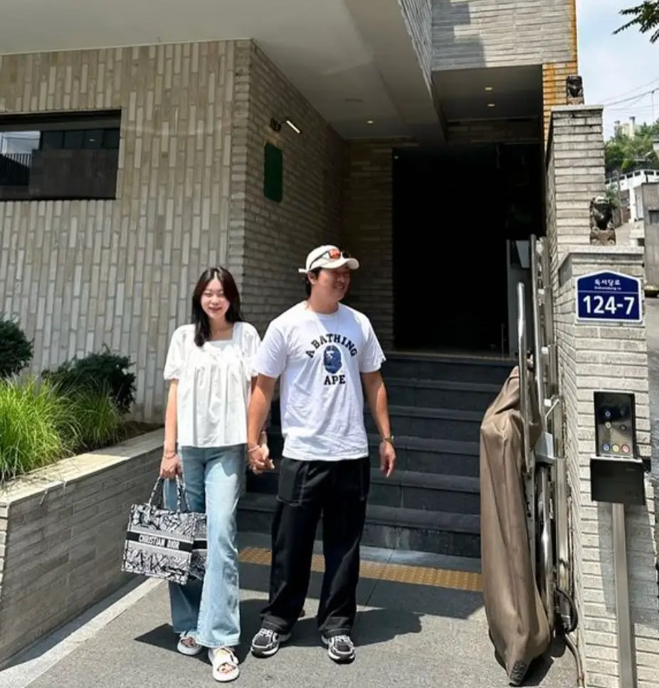 이정후-빌라단지 외부 흰반팔 청바지를 입은 이가현과 검은바지 흰티를 입은 고우석