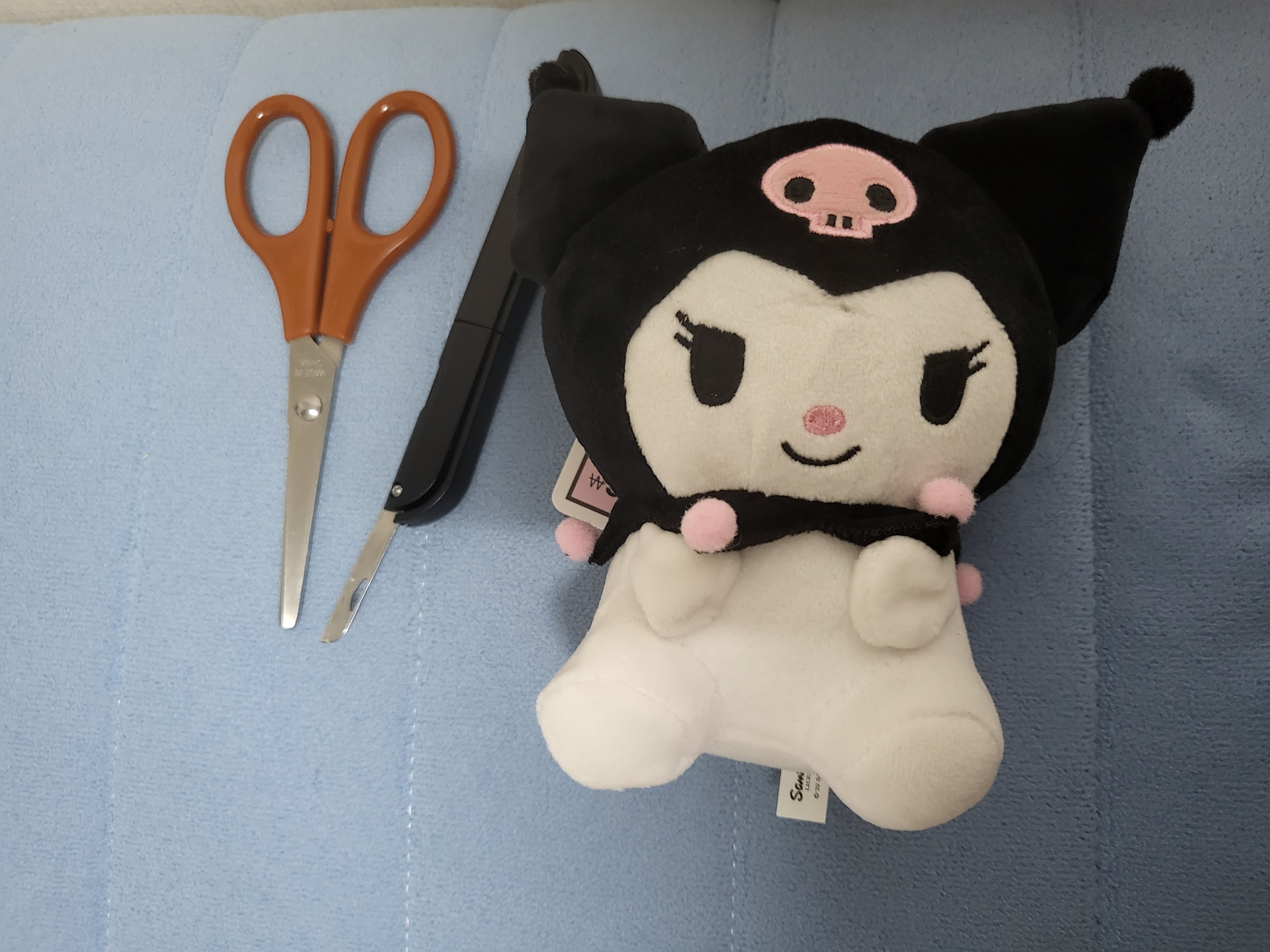 2. 얼굴을 도려내기 위해 칼로 먼저 틈을 만든다. 