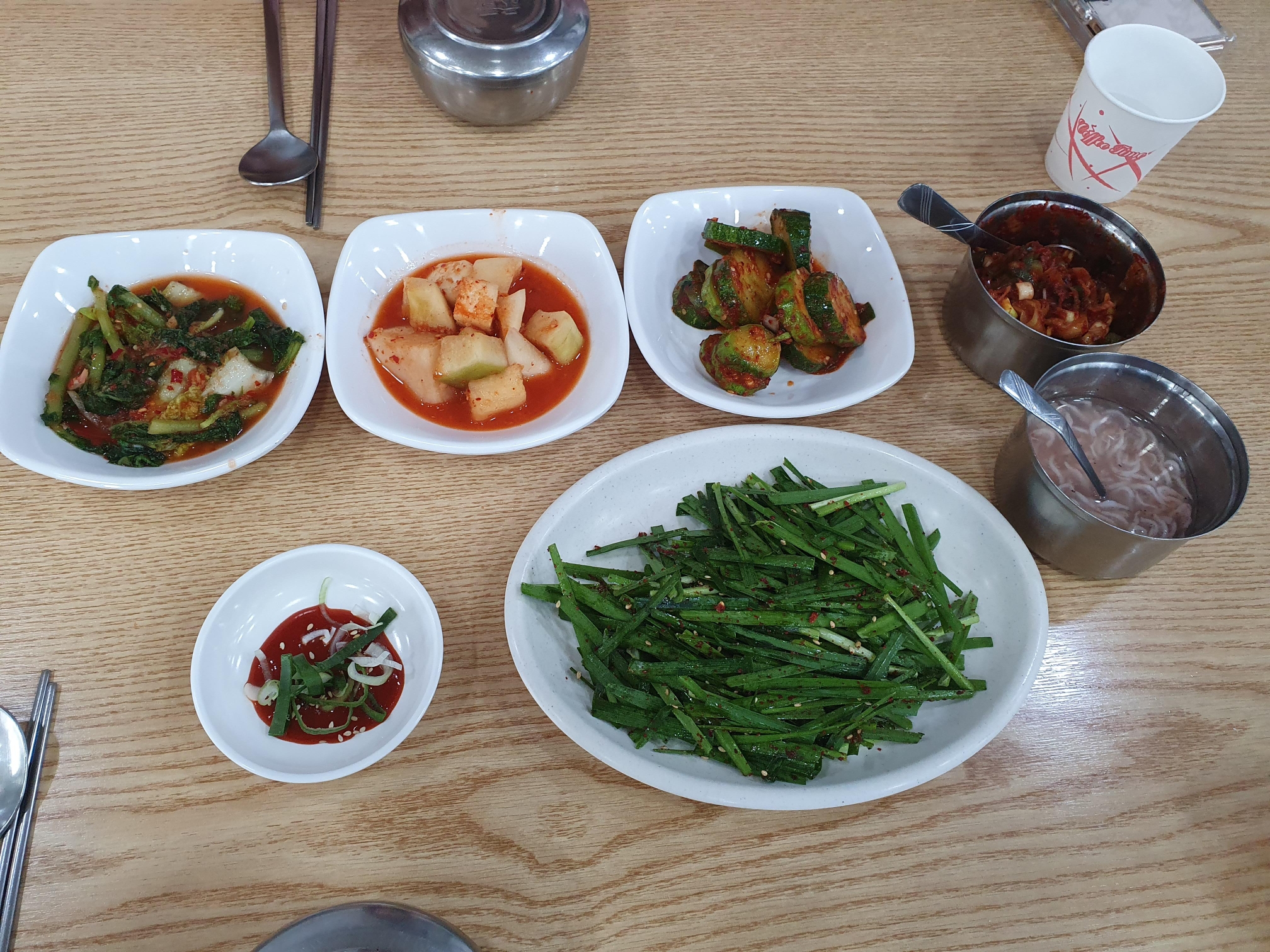 순대국밥 먹을 땐 부추무침이 안 나오는데 수육국밥을 먹으니 부추무침이 나오네요 이거 맛있어요.