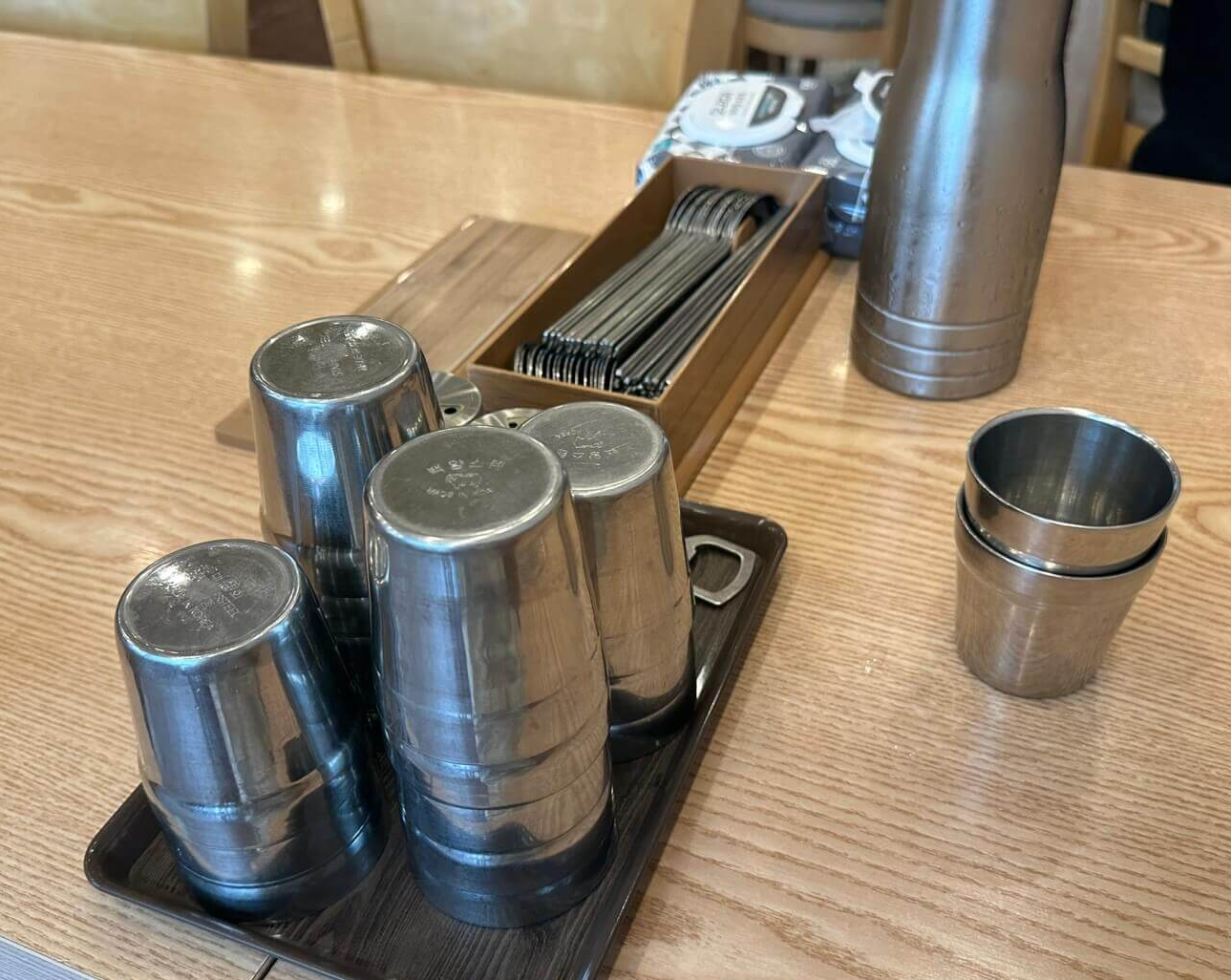 수저젓가락통&#44; 물컵&#44; 후추&#44; 소금&#44; 물티슈