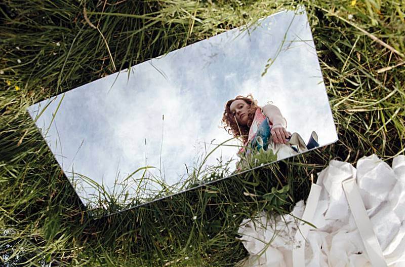 바닥의-거울에-비친-여성의-모습