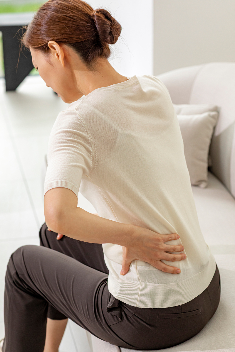 왼쪽 옆구리 통증느끼는 여자의 뒷모습