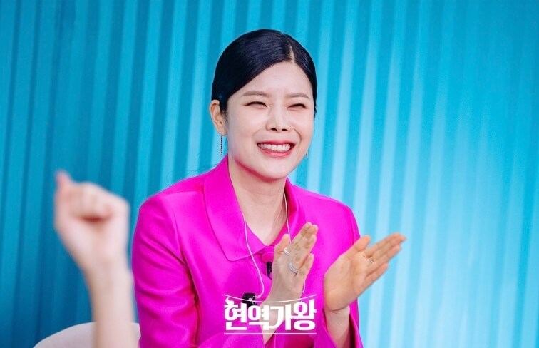 활짝웃으며-박수치는-린