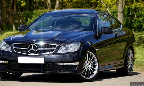 검은색 아우디 자동차