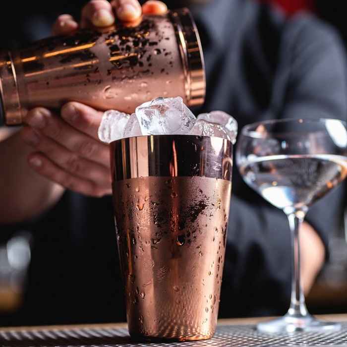 구리 셰이커를 이용해 시원하게 흔들어 만드는 더비 칵테일 제조 과정