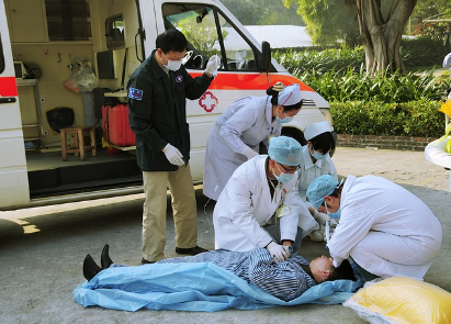추석 응급실 진료 병원 찾기와 관련한 응급환자 치료중인 사진