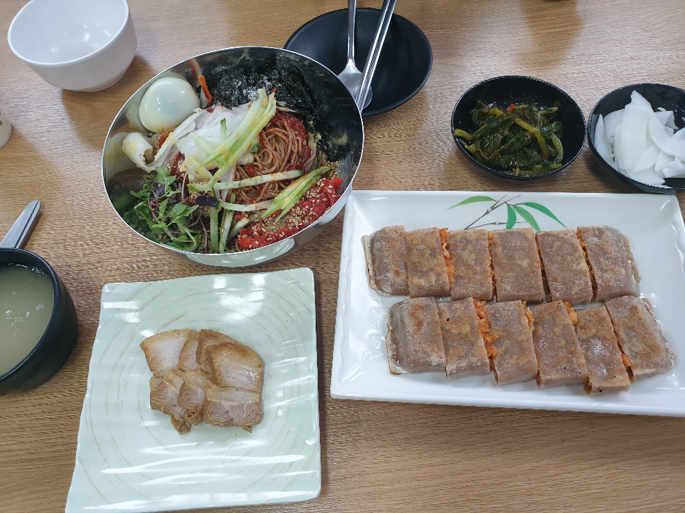 막국수와 메밀점병 그리고 서비스 수육이 테이블 위에 올려져있다.