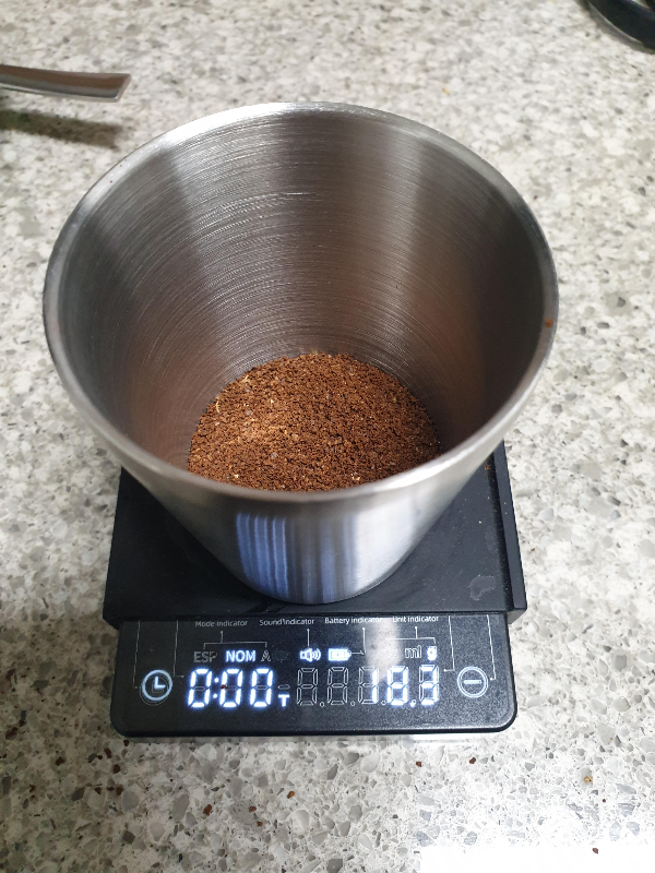 채프가 제거된 분쇄된 원두 18.3g이 저울 위에 있다.