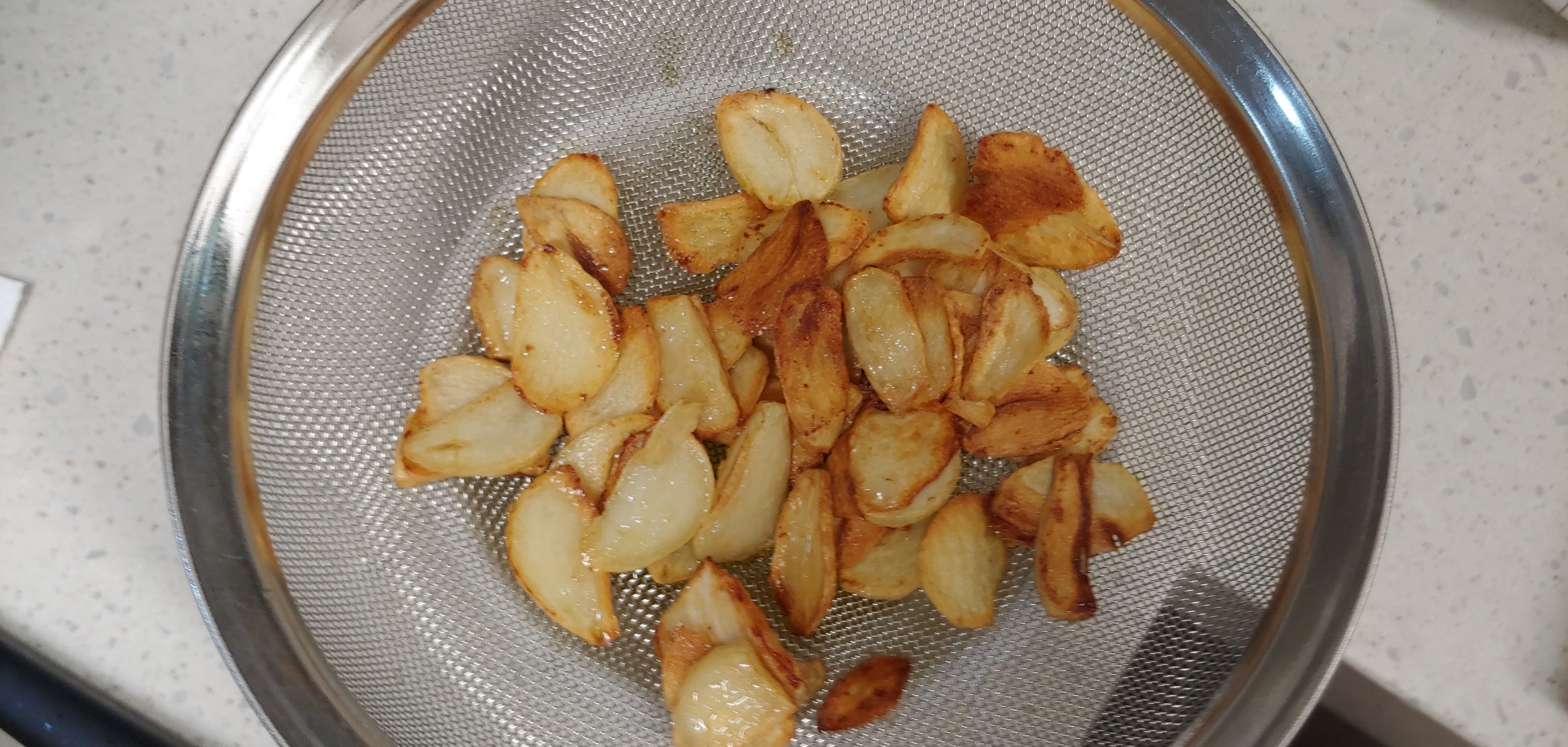 마늘 후레이크는 후에 고명으로 추가할겁니다.