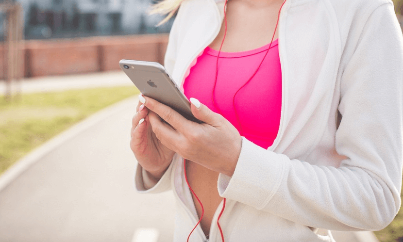 팽이버섯 효능은 다이어트에 도움이 된다. 팽이버섯을 섭취하면서 운동을 준비하고 있는 여성