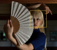 사진 촬영 후 초점을 조절할 수 있음을 보여주는 사진으로 이 사진에선 사람 얼굴에 초점이 잡혀 있음