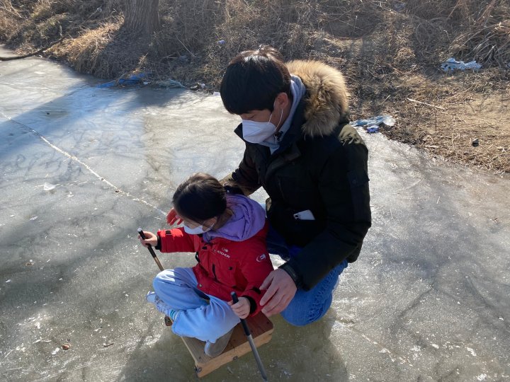 얼음썰매타는모습