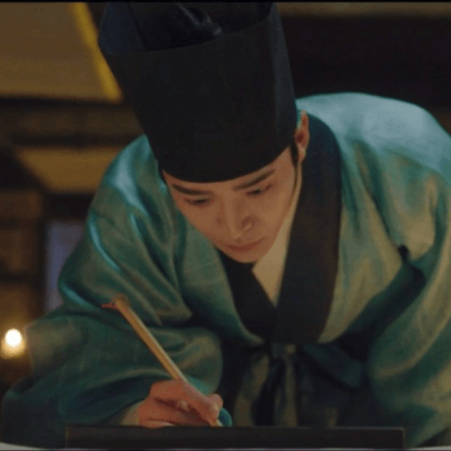 엎드려 글쓰는 로운