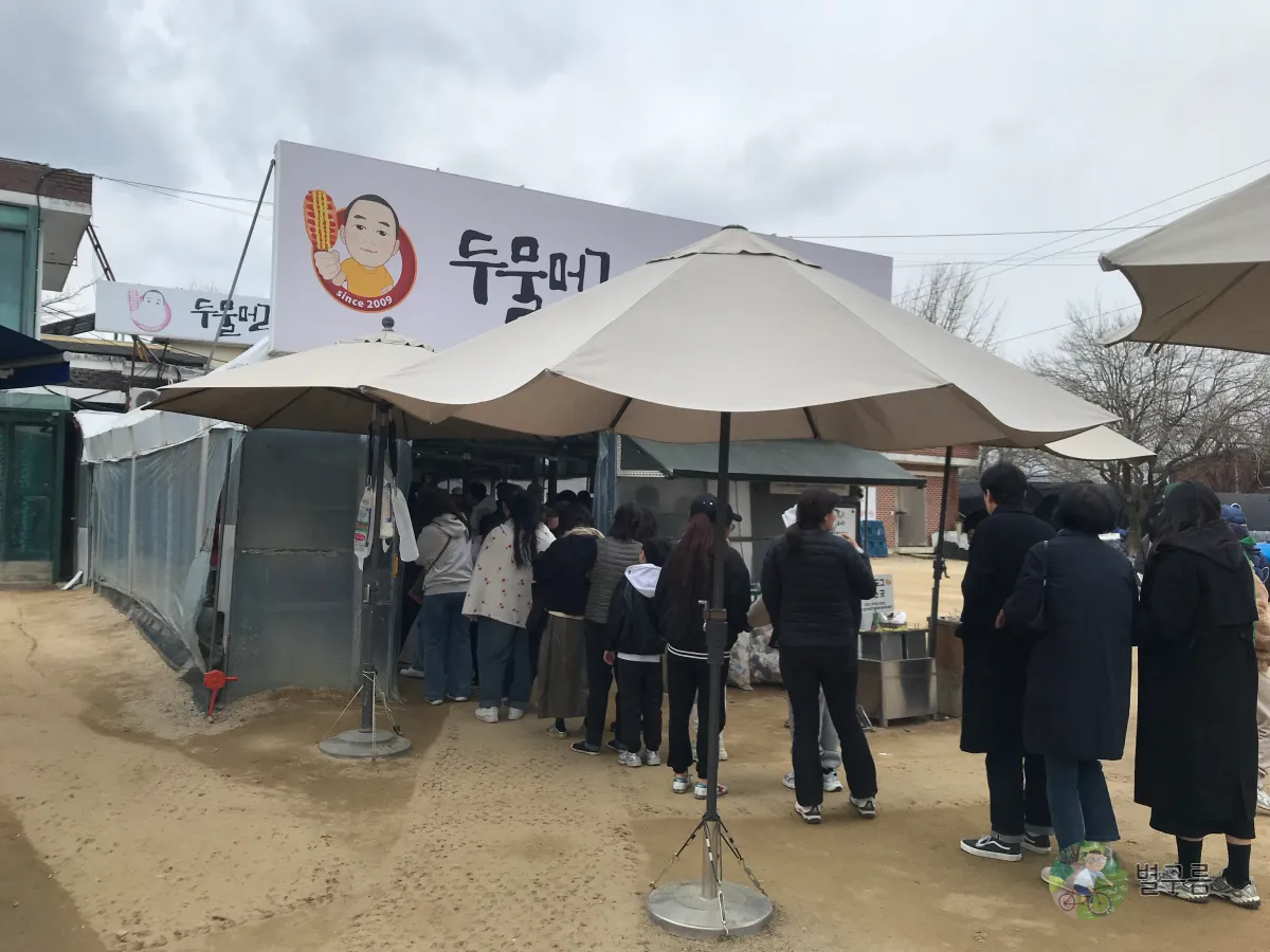 두물머리-연핫도그-입구-대기줄- 문-밖으로-나와있다