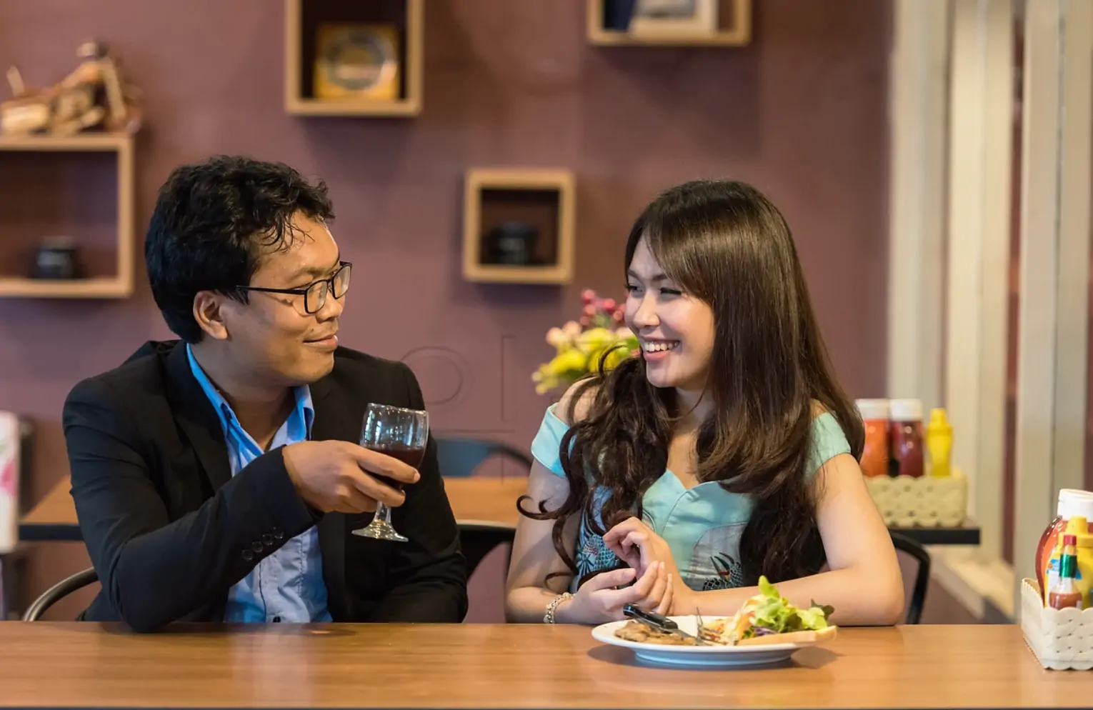 술 덜 취하기 위한 방법 중 하나인 대화 많이하기 관련 사진