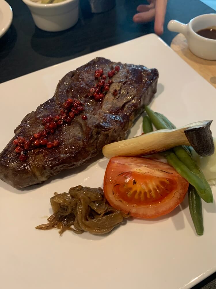 스테이크와 각종 구운 야채