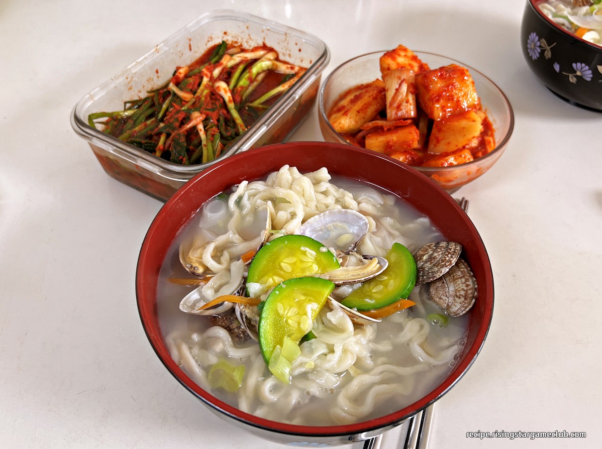 바지락 칼국수를 먹기위해 석박지와 파김치와 세팅해 놓은 사진