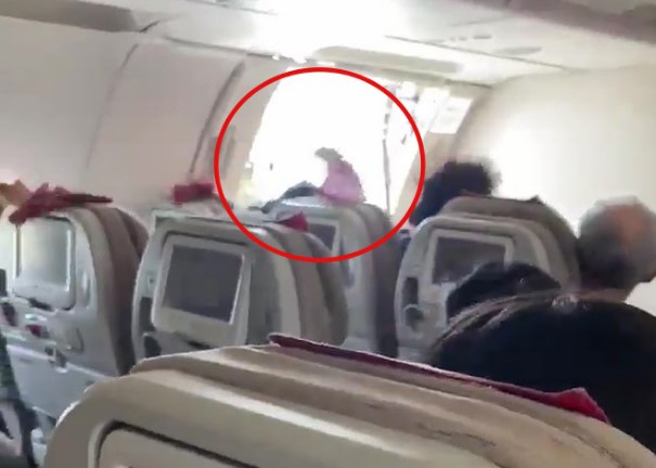 아시아나 비상구 문열림 사고 경위 원인 및 현장영상