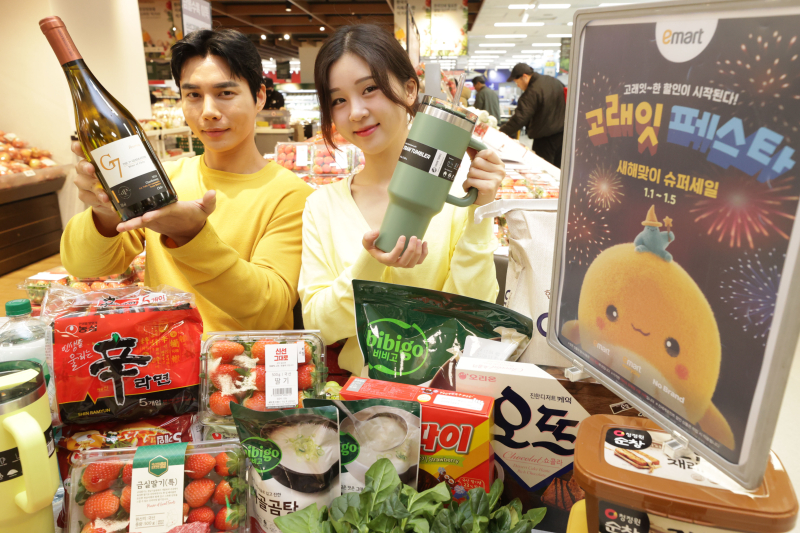 서울 이마트 용산점에서 모델들이 고래잇 페스타를 홍보하는 모습.