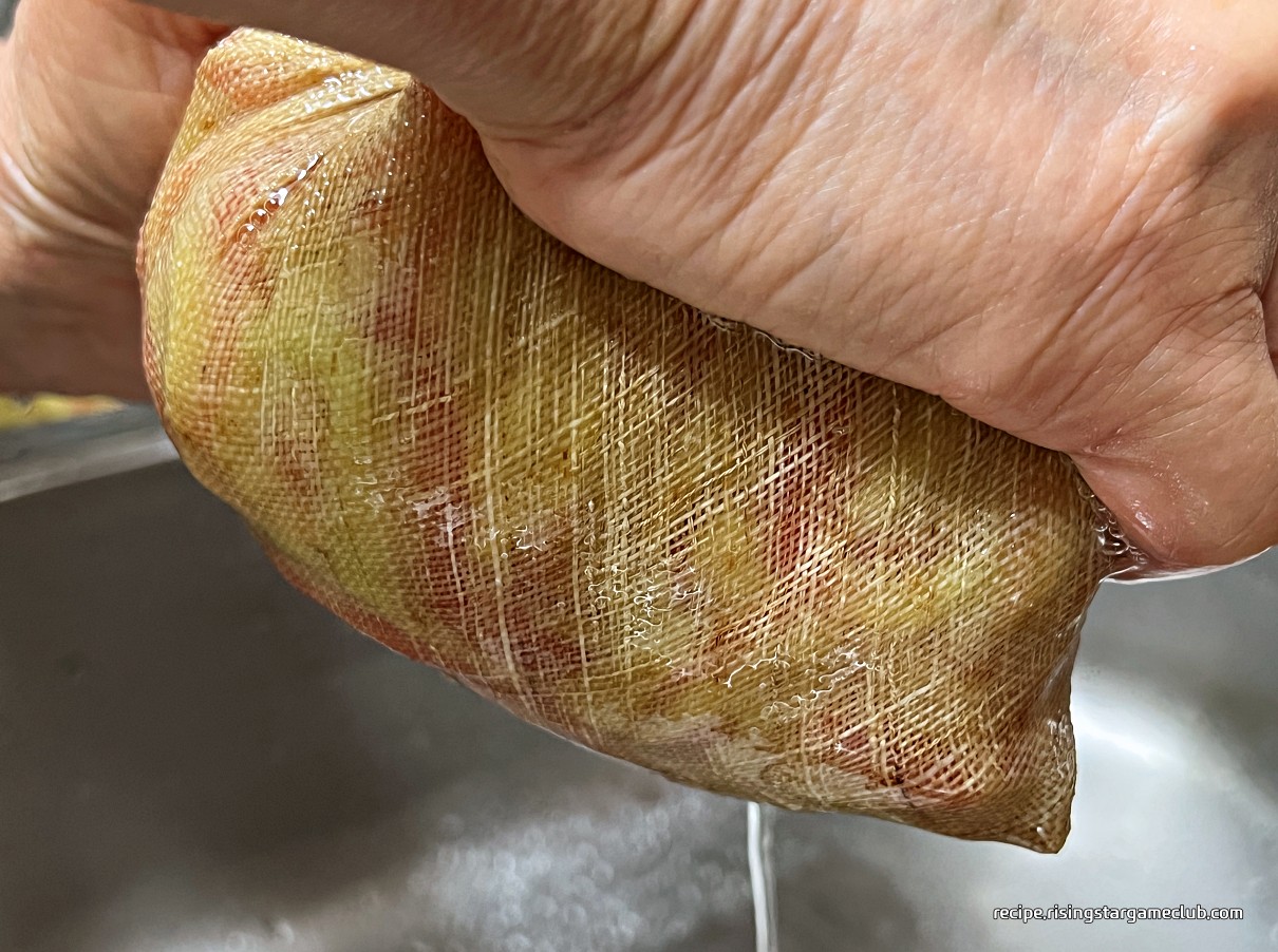 삼배 보자기에 넣은 수박 껍질(흰살)의 물기를 짜는 사진