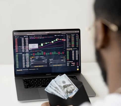 주식 투자하는 모습