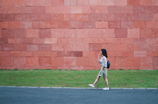 걷고 있는 여성