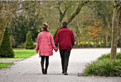사랑하는 여인들이 푸른 나무가 있는 길에서 산책하는 모습이다.