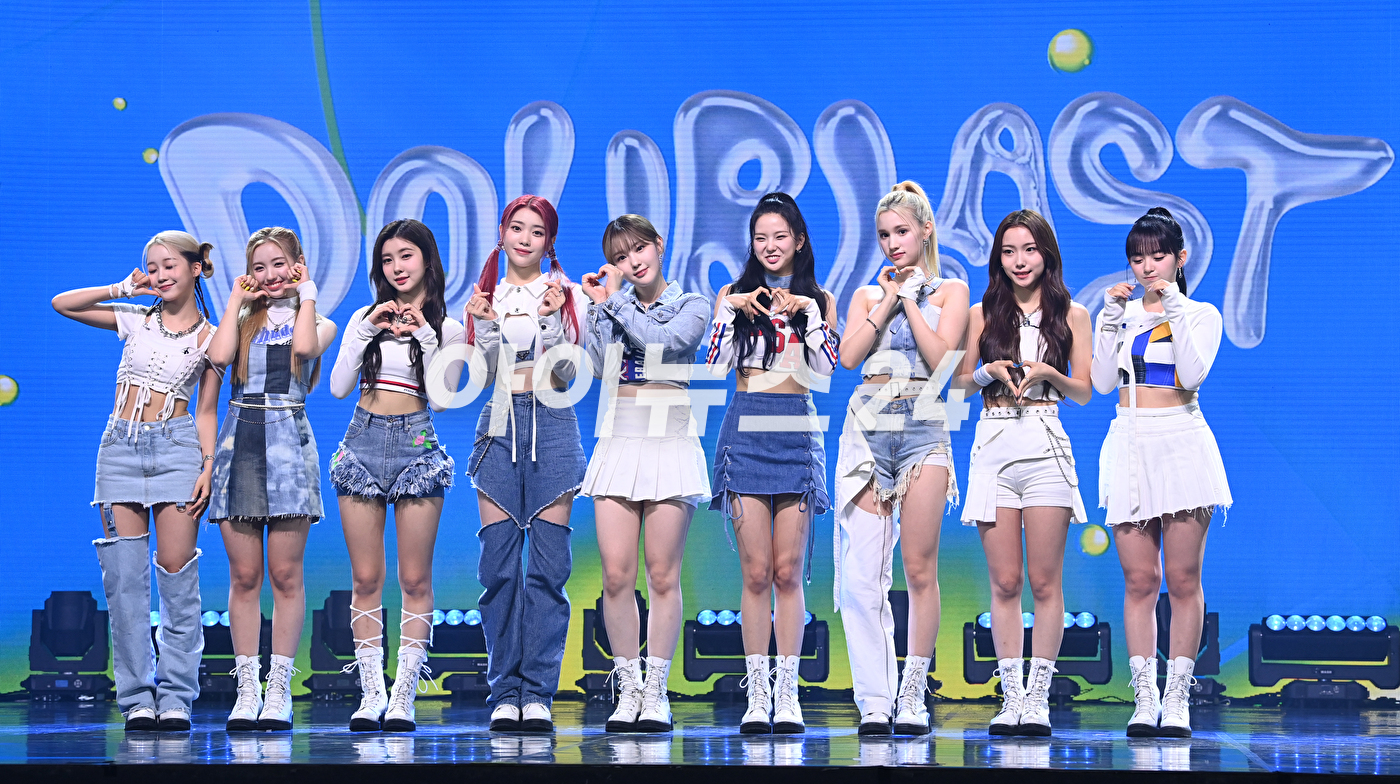 그룹 케플러 김다연과 김채현이 20일 오후 서울 광진구 광장동 예스24라이브홀에서 열린 두 번째 미니앨범 'DOUBLAST' 발매 기념 쇼케이스에 참석해 공연을 하고 있다. [사진=김성진 기자]