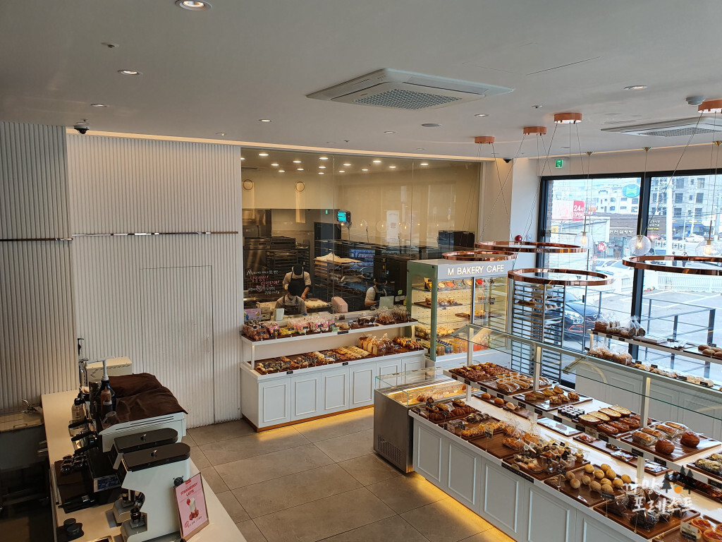 M베이커리 카페 내부